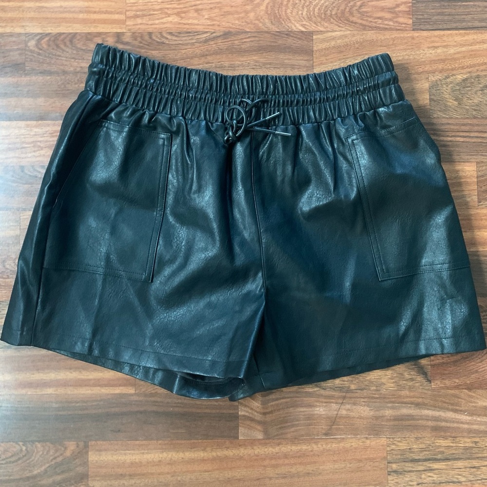 QIANXIZHA Women's SZ XL Faux Leather Shorts High Waisted Wide Leg SO CUTE!